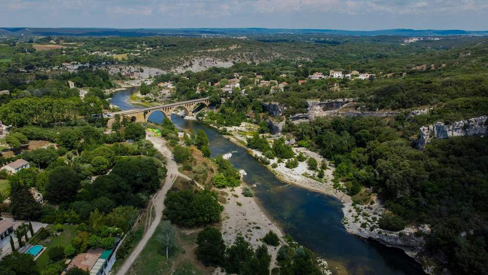 Une vue aérienne d’une rivière coulant à travers une forêt verdoyante