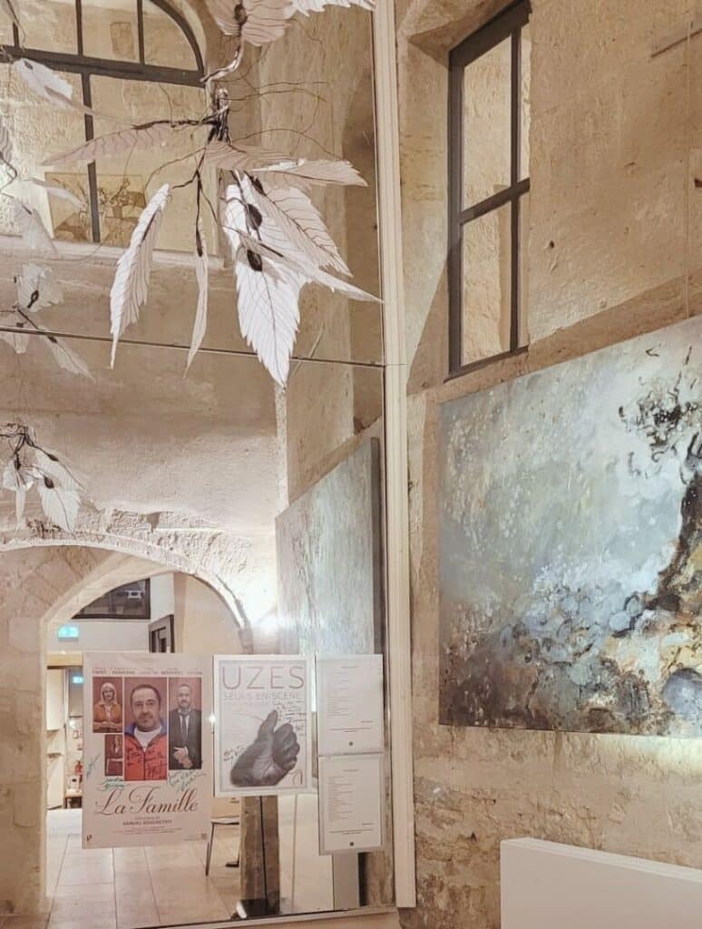 Boutique_hotel_entraigues_uzes_occitanie_france_hall_affiches