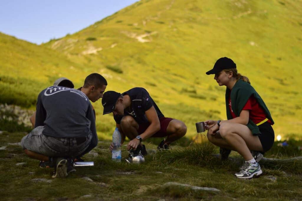 team-building-ecologique-2 Les randonneurs font une pause sur une montagne herbeuse.