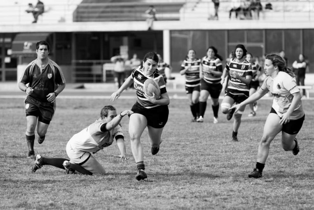 team-building-rugby-2 Match de rugby féminin en noir et blanc